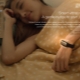 Fitness pulseras na may isang smart alarm clock