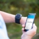 Panoorin ang sports sa anyo ng isang pulseras na may isang heart rate monitor, pedometer at isang tonometer