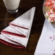 Paano maganda ang nakatiklop na napkin para sa talahanayan ng Bagong Taon?