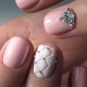 Beige manicure na may rhinestones: simple at maluhong mga ideya sa disenyo ng kuko