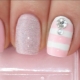 Maputla pink manicure: romance at pagkapino