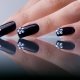 Black manicure na may rhinestones - katalinuhan at mystical misteryo