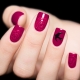 Crimson manicure: mga tampok at mga pagpipilian sa disenyo