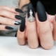 Mga pagpipilian sa sunod sa moda para sa maitim na manicure na matte