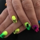 Orihinal na disenyo ng neon manicure