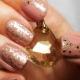 Pink at ginto manicure: mga tampok at modernong mga ideya