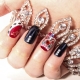 Mga naka-istilong ideya para sa manicure na may isang rhinestone na korona