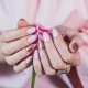 Ang mga subtleties ng pagpili ng manicure sa ilalim ng isang kulay rosas na damit
