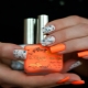 Maliwanag at di-pangkaraniwang mga ideya na pinagsasama ang puti na may orange shades sa manicure