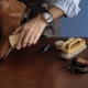 Paano maayos ang pag-aalaga ng mga produkto ng suede sa bahay?