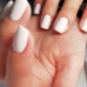 Paano gumawa ng isang klasikong manicure para sa maikling kuko?