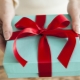 Paano pumili ng regalo para sa isang guro ng pagtatapos?