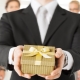 Mga ideya ng orihinal na regalo para sa mga kasamahan sa lalaki
