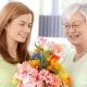 What to give my mother for 65 years?