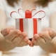 Etiquette ng mga regalo: kung paano ipasa at tanggapin ang mga ito?