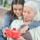 Mga regalo para sa lola sa loob ng 80 taon: ang pinakamahusay na mga ideya at rekomendasyon para sa pagpili