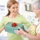 Mga regalo para sa ina sa anibersaryo: kung ano ang maaari nila at kung paano pumili ng naaangkop na opsyon?