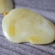 White amber: paglalarawan at mga katangian