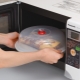 Mga uri at tampok ng pagpili ng mga pinggan para sa microwave