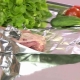 Aling mga gilid upang ilagay ang pagluluto sa hurno foil sa isang baking sheet?