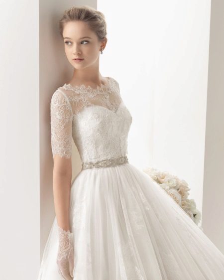 Long lace dress na may sleeves