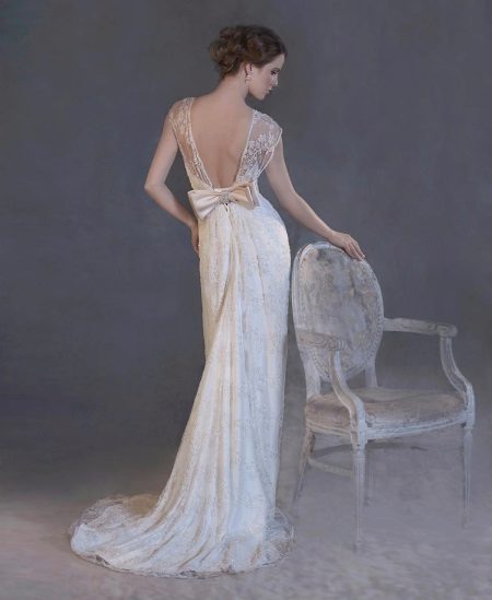 Straight long wedding dress na may tren