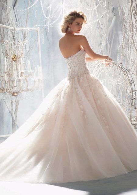 Long lace wedding dress na kahanga-hanga