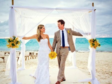 Straight wedding dress para sa beach wedding.