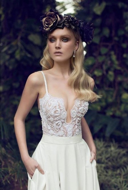 Ang sexy wedding dress, na naitugma sa figure