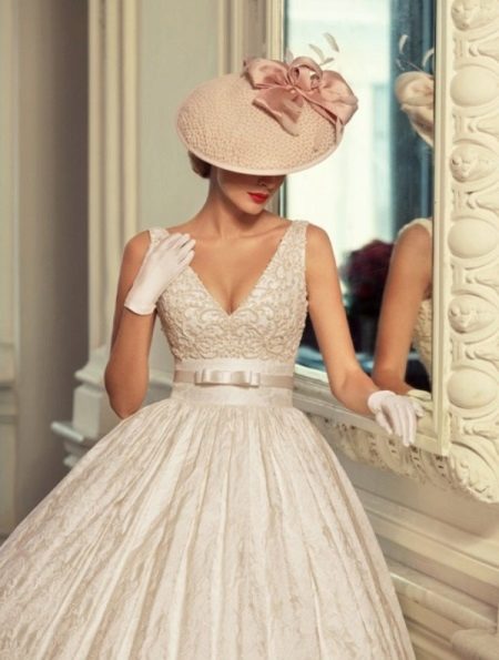 A-line wedding dress na may malalim na neckline