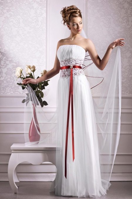 Empire Empire Wedding Dress na may Red Belt