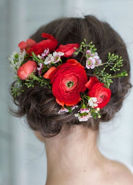 Mga pulang bulaklak sa buhok