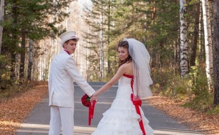 White wedding dress na may pulang lacing