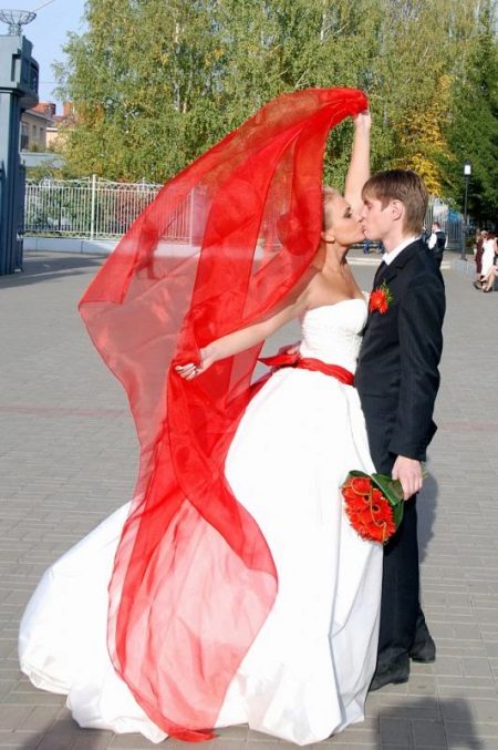 Red veil na may red belt dress