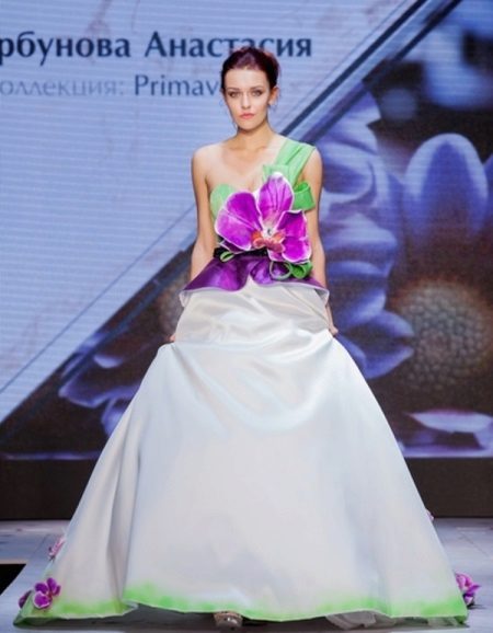 Maikling damit ng kasalan mula sa Anastasia Gorbunova na may isang bulaklak