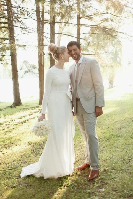 Modest plain wedding dress na may closed sleeves