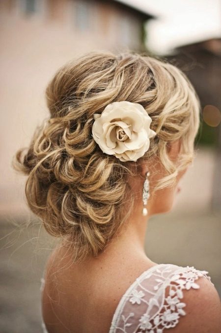 Angkop na hairstyle para sa isang kasal sa beach