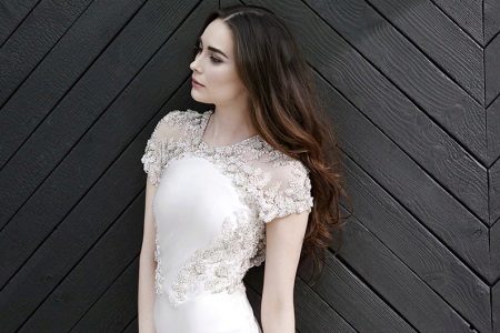 Kasal damit na may maikling lace sleeves