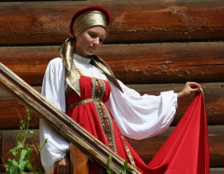 Red wedding dress sa istilong Russian
