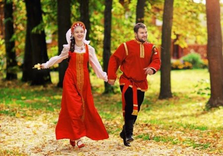 Wedding sundress sa istilong Russian