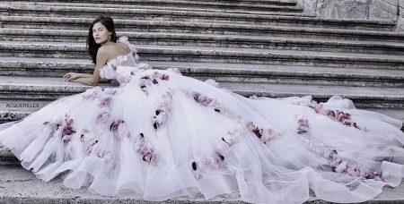 Kasal damit na may tren at bulaklak
