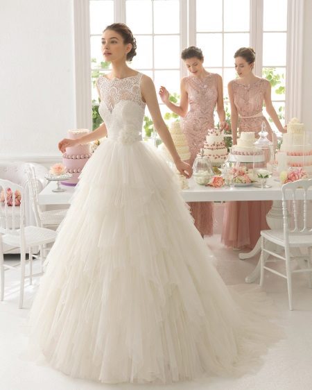 Ang damit na pangkasal na may malambot na palda para sa hugis ng T na hugis