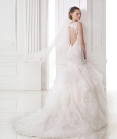 Mermaid wedding dress na may bahagyang bukas likod