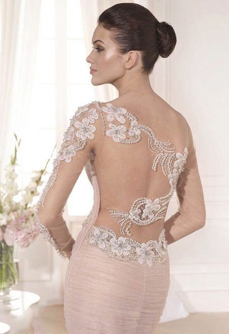 Naked back illusion sa isang wedding dress