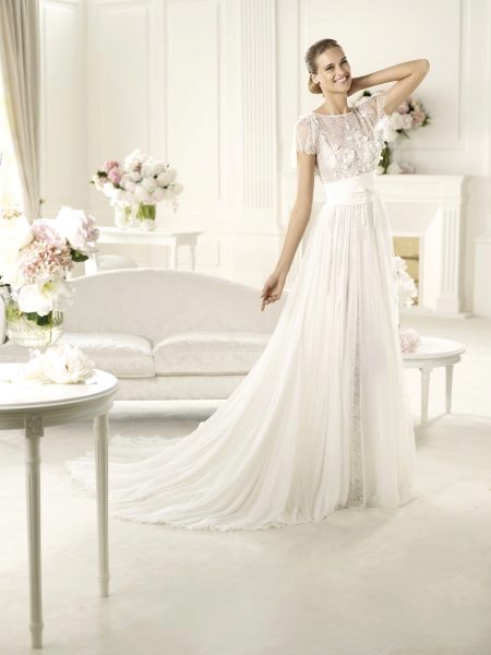 Empire wedding dress na gawa sa chiffon at lace