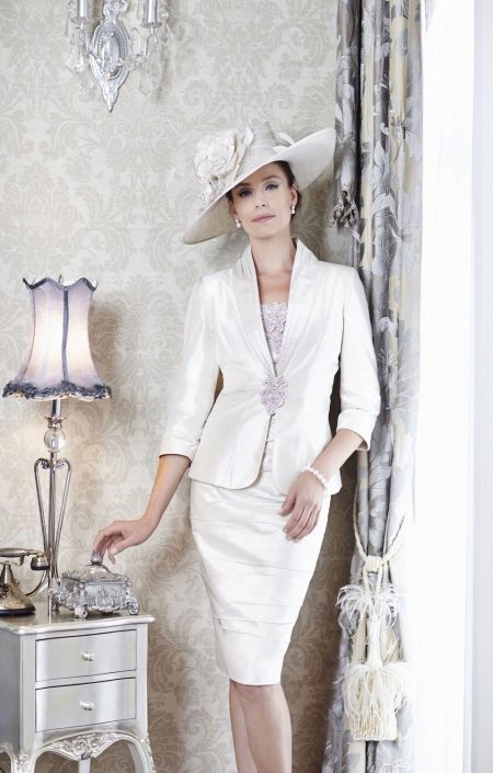 Kasal suit para sa mature bride
