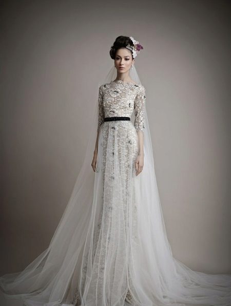 Sarado ang floral wedding dress