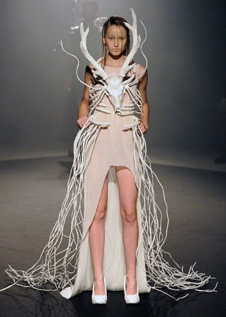Dress sa kasal na may mga sungay