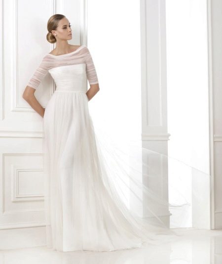 Sarado ang damit ng kasalan na may tulle sleeves