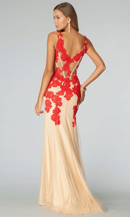 Gown na beige na may pulang pula